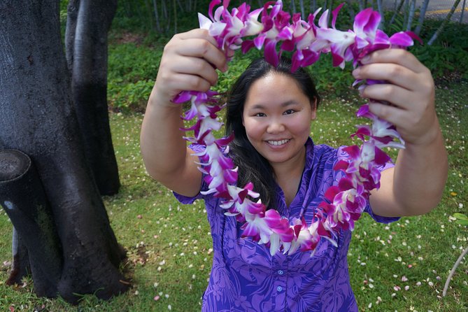 Traditional Airport Lei Greeting on Honolulu Oahu - A lei at the baggage belt, not a bus to Waikiki