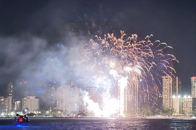 Waikiki Beach Catamaran Friday Night Fireworks Tour - Who should book this Waikiki cruise?