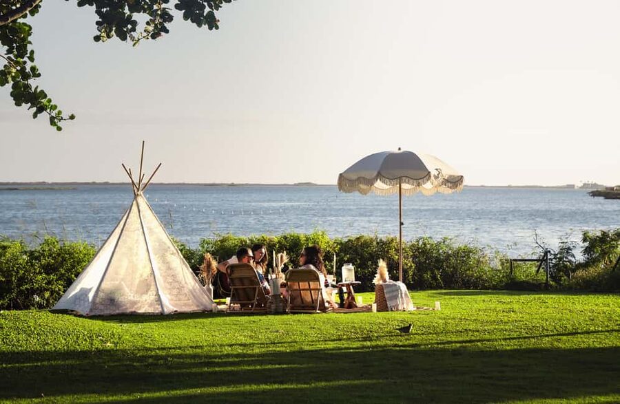 Waikiki : Beach Picnic with Professional Photography! - Traditional entertainment in a short beach setting