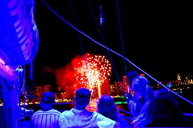 Waikiki Friday Firework Catamaran Tour - Sailing the Waikiki coast toward Diamond Head