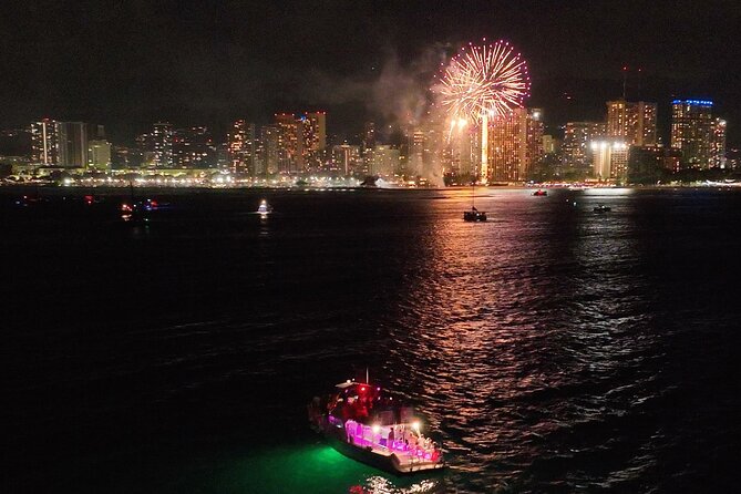 Waikiki Friday Fireworks Party Cruise with Live DJ & Full Bar - A Waikiki fireworks night from the water