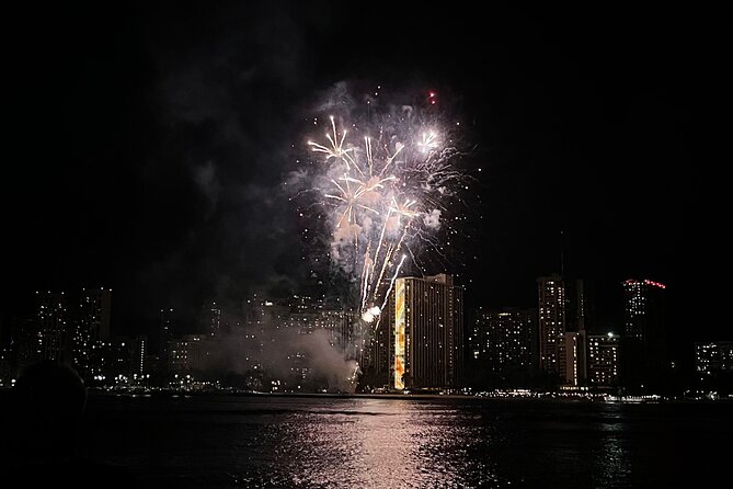 Waikiki: Friday Night Fireworks Catamaran Cruise - Music, drinks, and the social mood