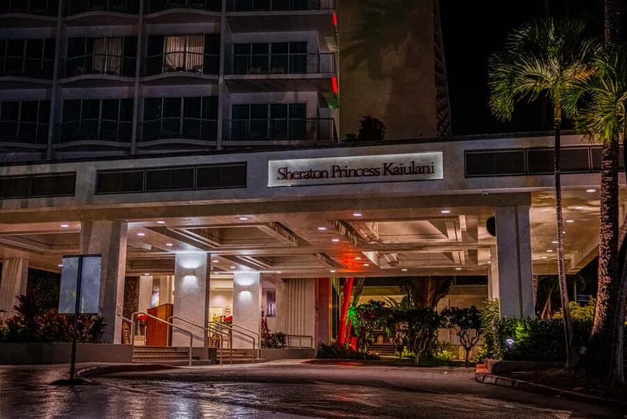 Waikiki Ghosts Boos and Booze Haunted Pub Crawl - The Duke Kahanamoku Statue and ESPACIO
