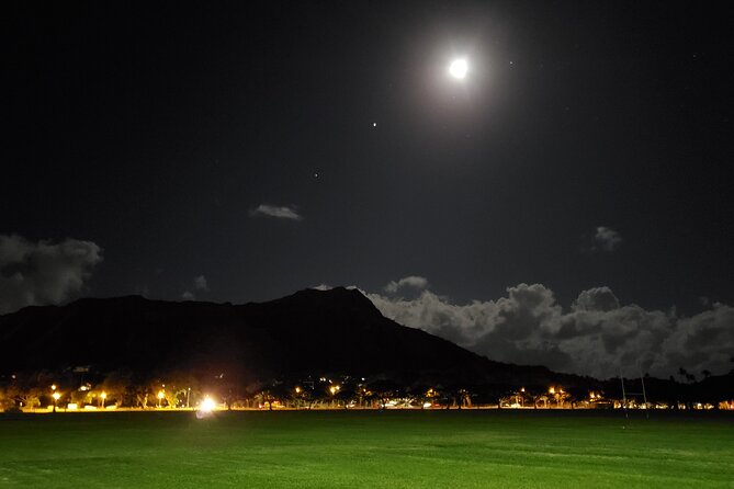 Waikiki Night Marchers Ghost Tour - Meeting the storyteller at Kapiʻolani Park
